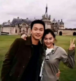 年轻时的张柏芝和张国荣，在那个没有美颜和滤镜的年代，大家都美得很真实​​​