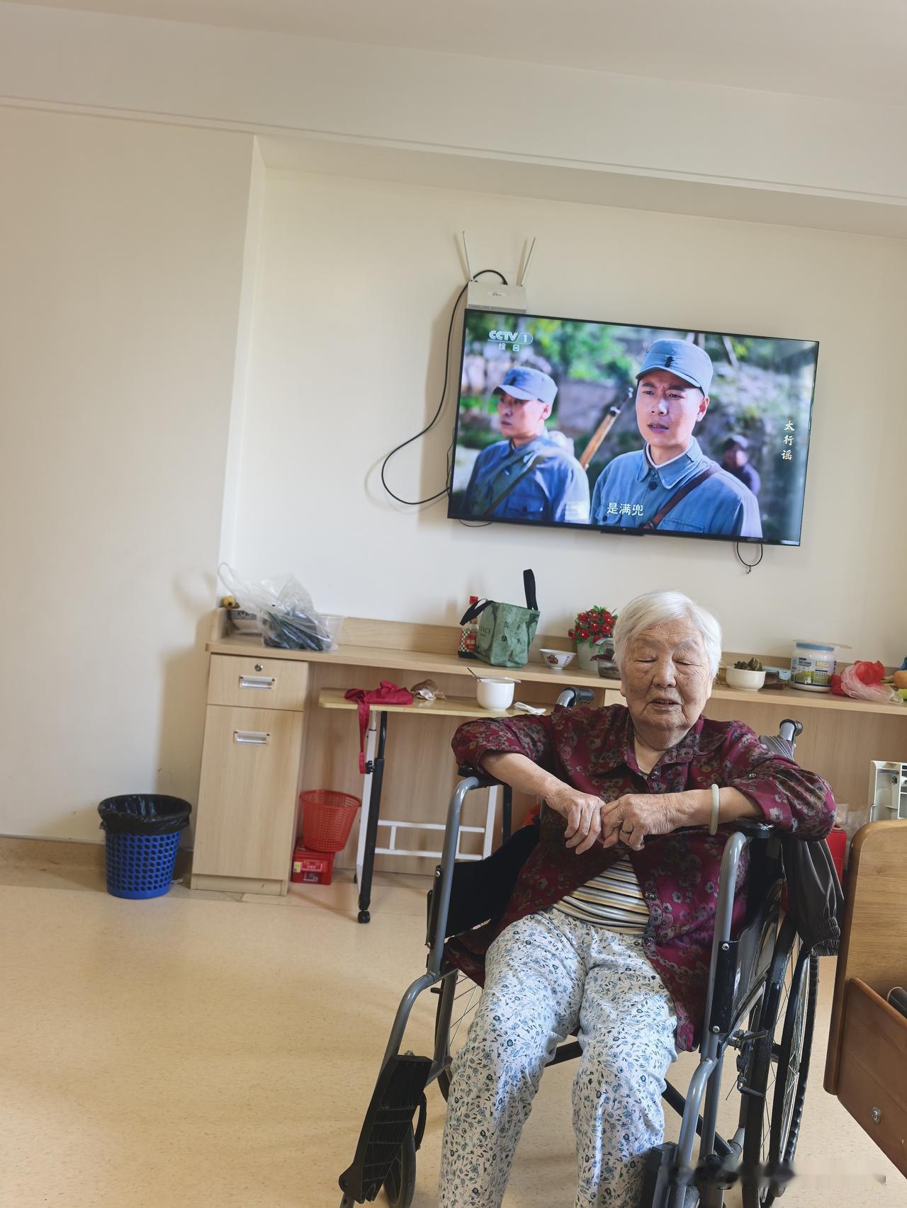 今天和老公一起去养老院看望老太太，带了她喜欢的红烧素鸡，海盐饼干，洗好的床单被套