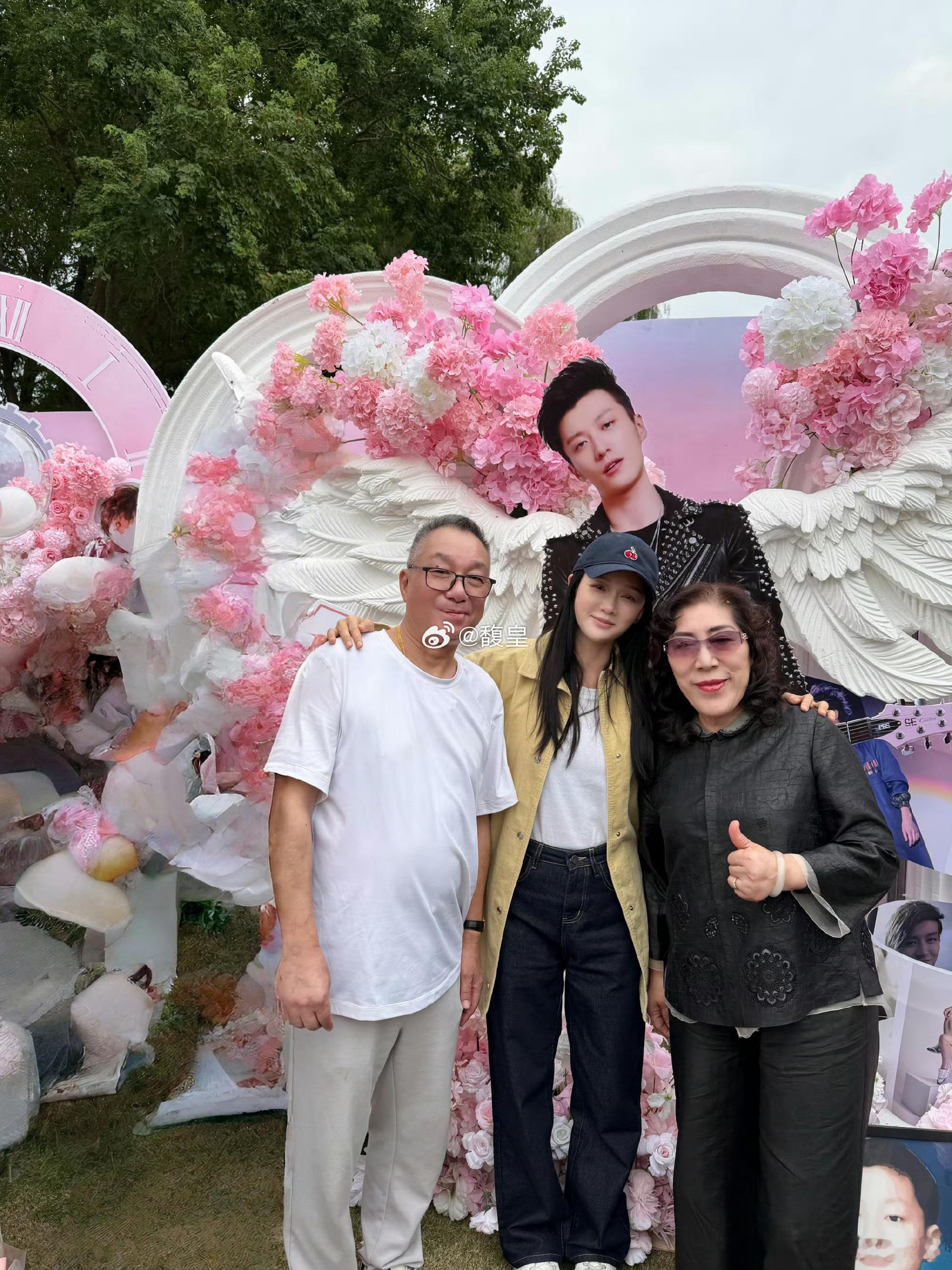 陈乔恩前来祭拜离开十年的乔任梁，乔任梁爸妈状态挺好的，岁月不饶人，感觉他父母也看