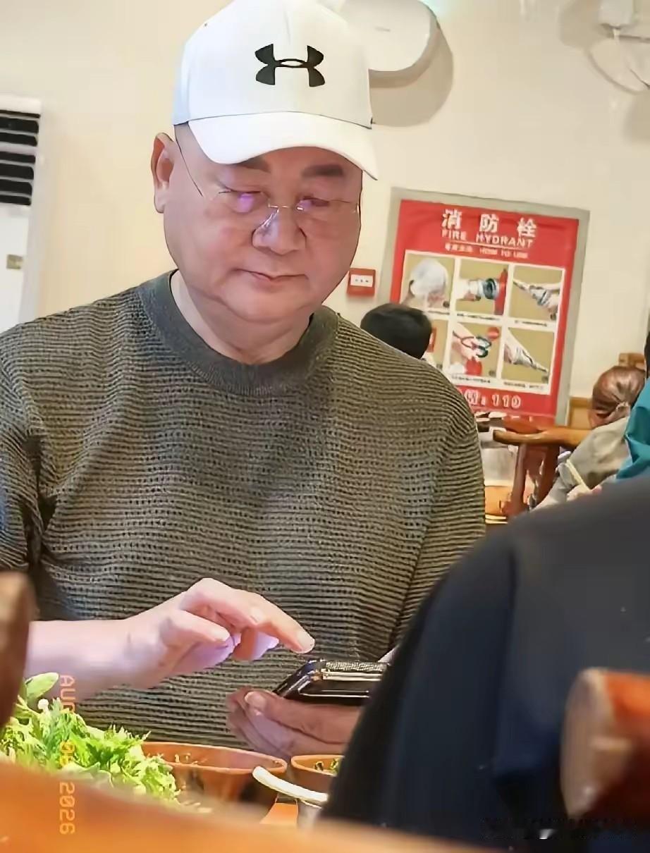 看到迟重瑞现身北京饭店的照片，第一眼差点没认出来。没了他那位“女首富”夫人的