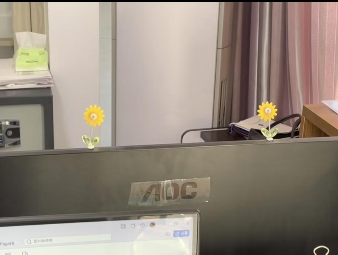 坐在我对面的同事去世了。2025年11月13日，坐在我对面的同事因发高烧请假