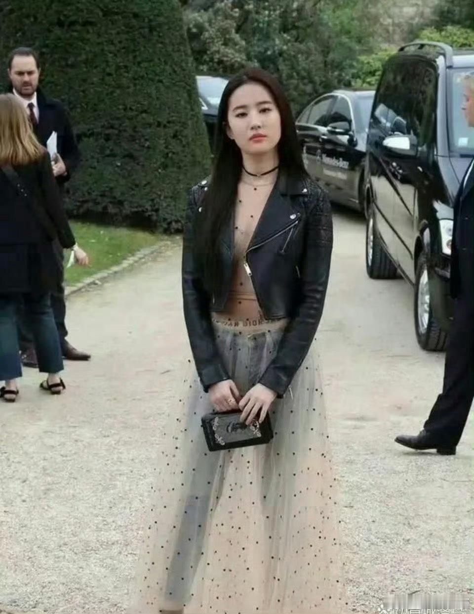“这也就是刘亦菲吧，谁还敢这么穿？​​​”​​​