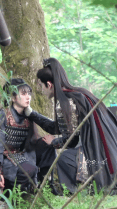 张凌赫挨打前后槽牙都咬紧了谢征挨打前后槽牙都咬紧了张凌赫挨打前后槽牙都咬紧了哈