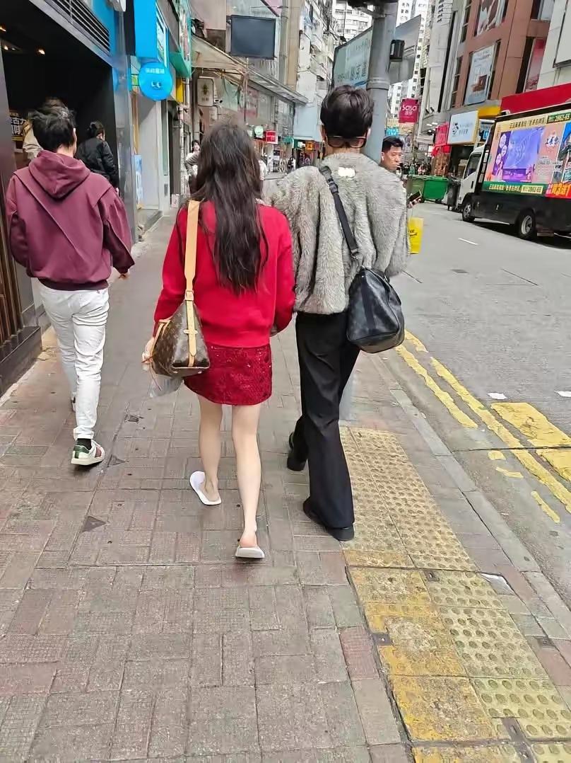 香港vs内地时尚差好大！穿拖鞋逛街引争议，网友：一看就是内地游客香港网