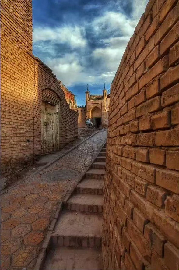 新疆·喀什，是中国唯一的以伊斯兰文化为特色的迷宫式城市街区，老城内的建筑充满伊斯