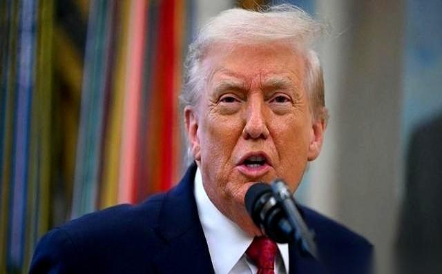 不装了，彻底不装了。“那艘船，还有船上的油，现在都归美国了。”这话从他嘴里说