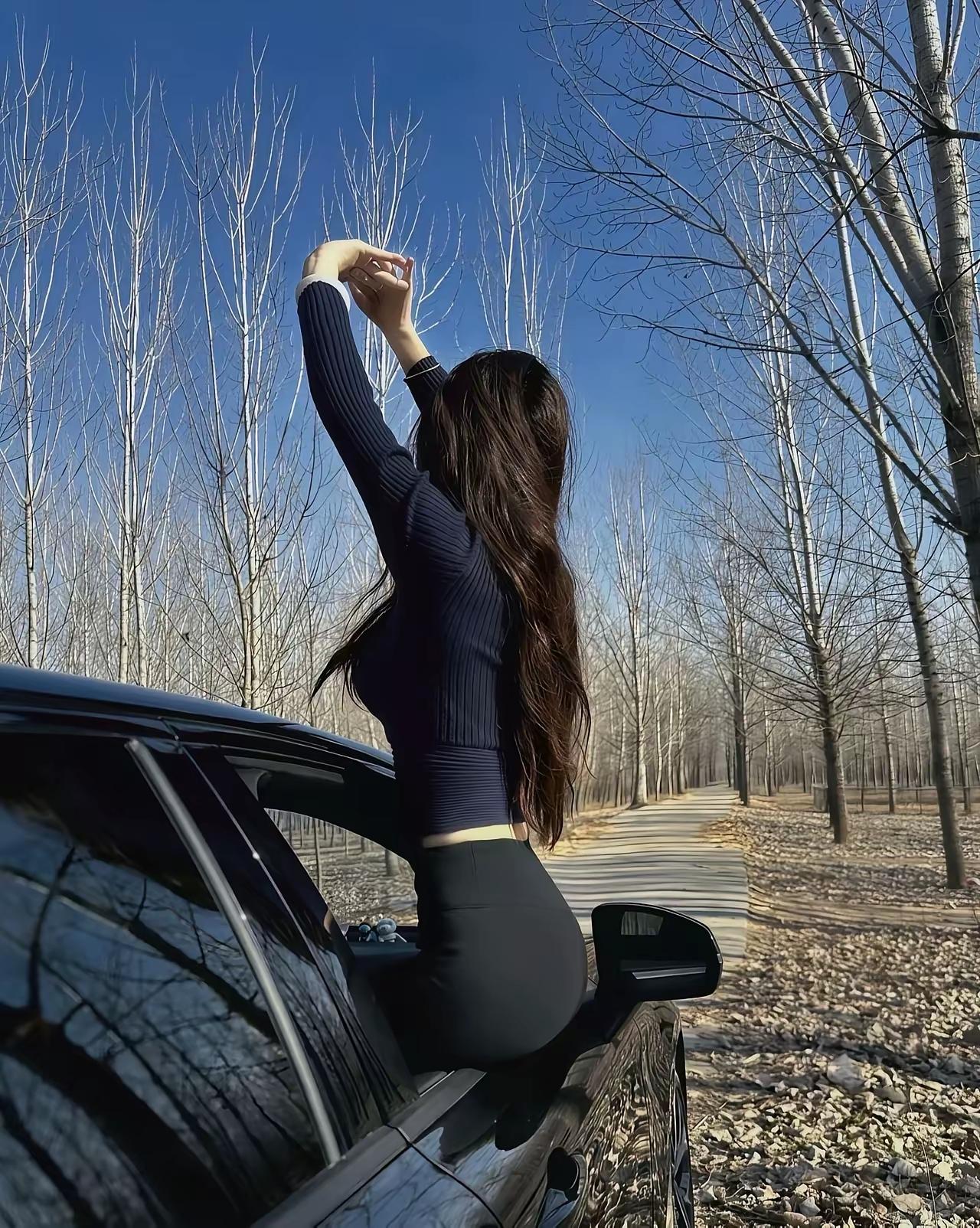 车外风景美，人倚车旁思。