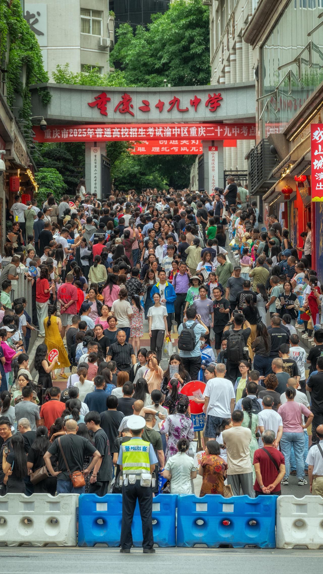 青春总是那么的美好，愿你们永远热烈。重庆