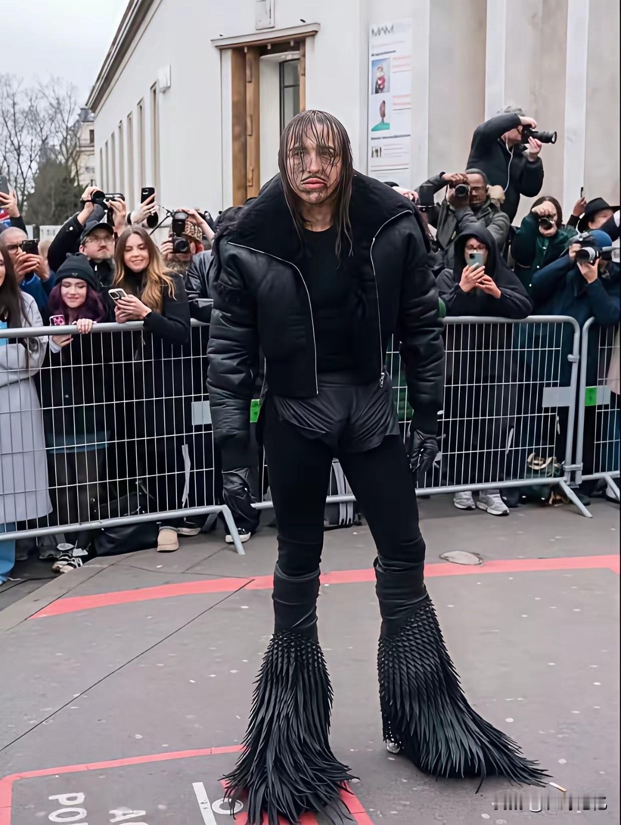 现在西方的时尚越来越让人看不懂了，就这打扮能流行起来吗？