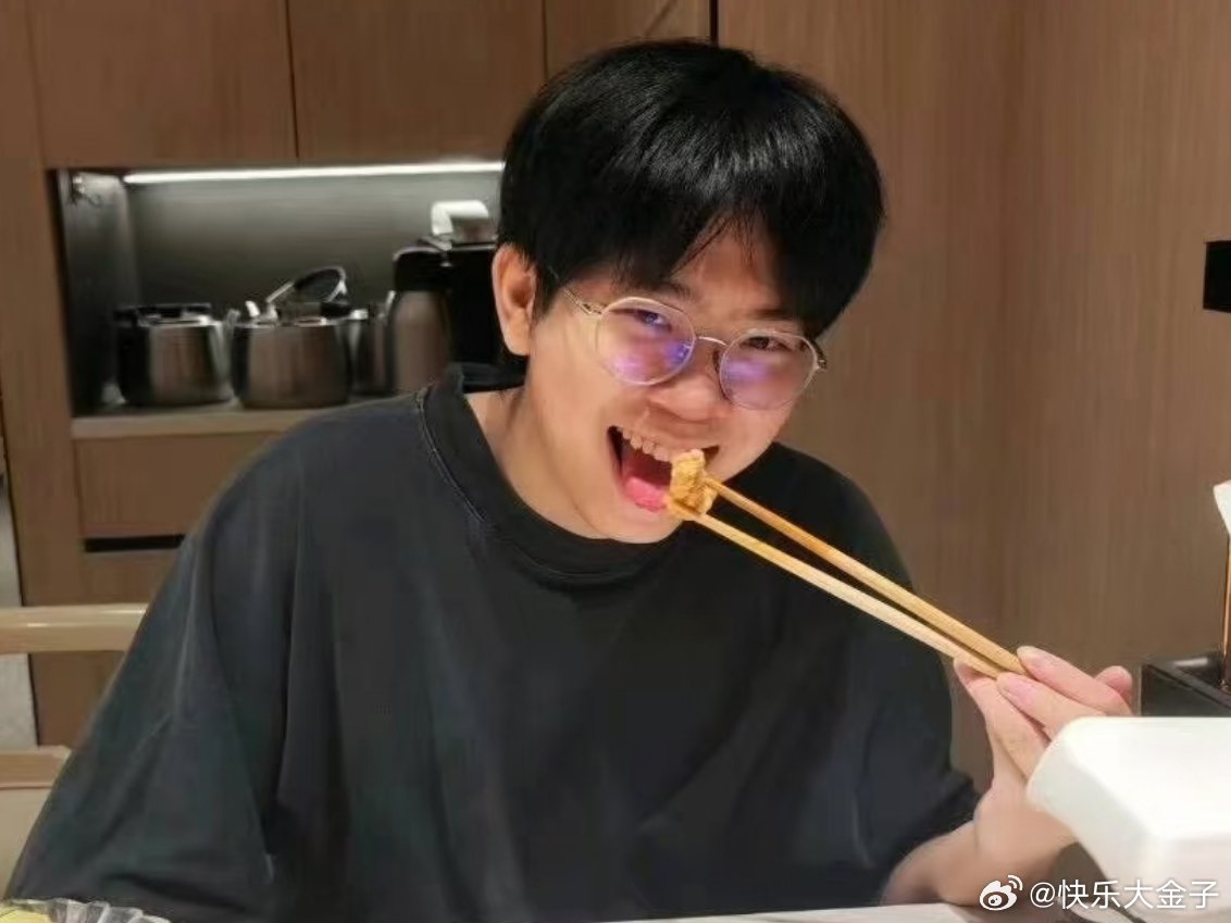 大黄看Knight给Bin陪练，发消息给K皇要跟Bin单挑一把。K皇回复：？Wa