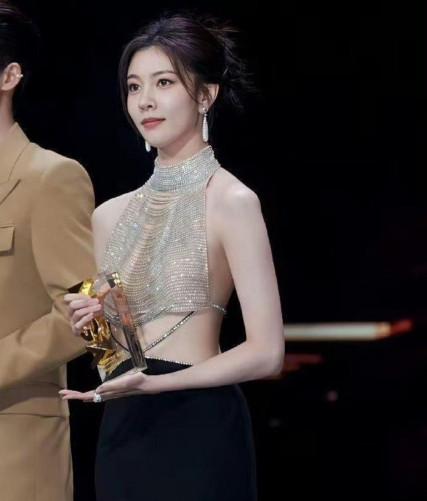 宋妍霏的钻石肚兜太前卫了吧，这身材好绝