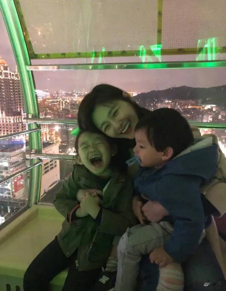 有个疑问一直解不开！S一家为什么要疏远大S的两个孩子？跟两个孩子近在咫尺，却从