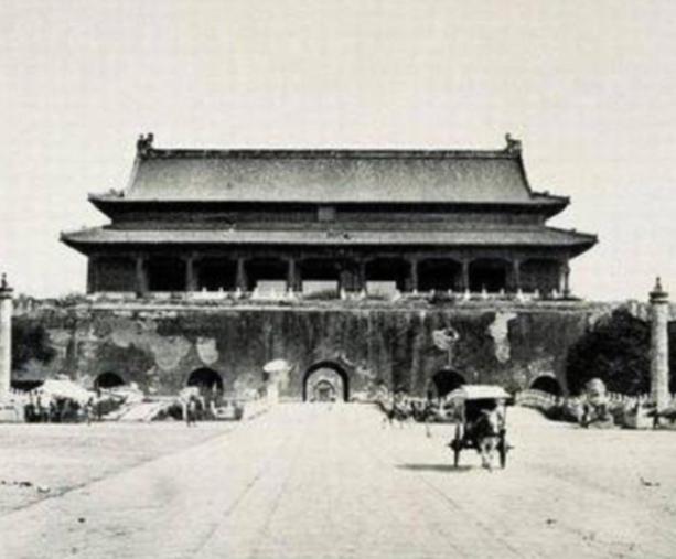 1969年末，天安门广场重建工程启动，工人们在旧城楼顶部意外发现了一个古老的木盒