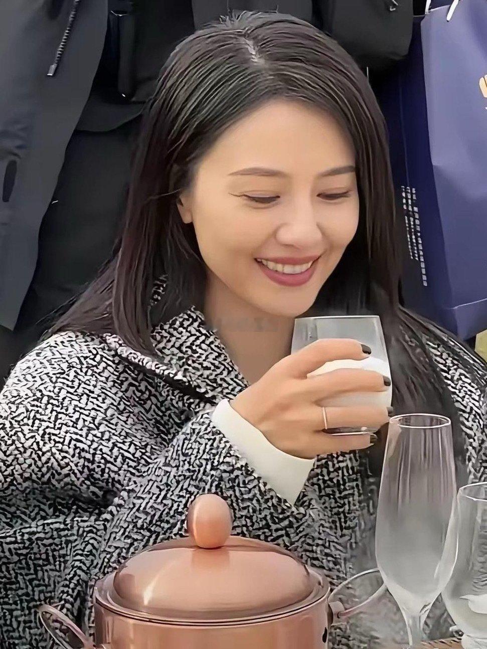 真想不到，高圆圆头发都白了这么多，她不是很年轻吗​