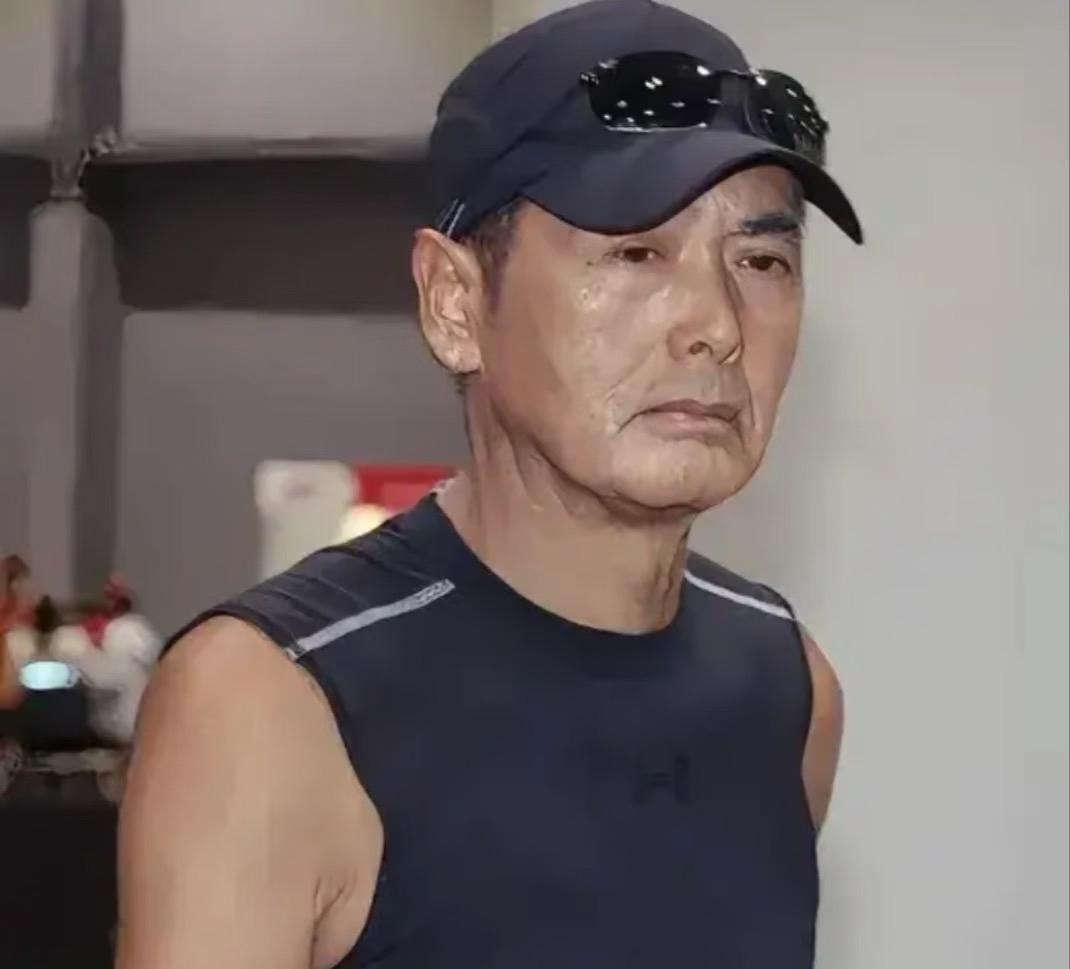 我爸打量着周润发现如今的状态，随口说出一番话，着实让我十分意外。常言道男人最懂男