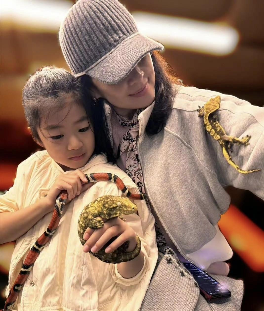 #章子怡#2025年6月1日晚，章子怡在社交平台晒出一组亲子照，并