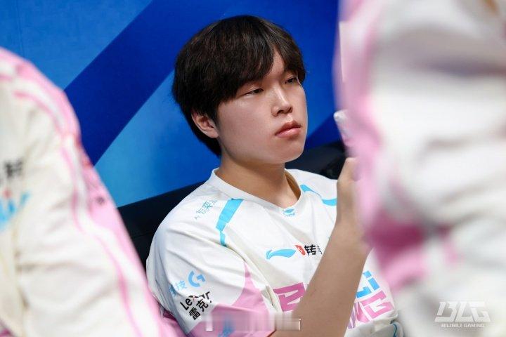 HOYA酒桶BLG被NIP零封被对位差距！Bin两局比赛0击杀屡屡阵亡战绩合