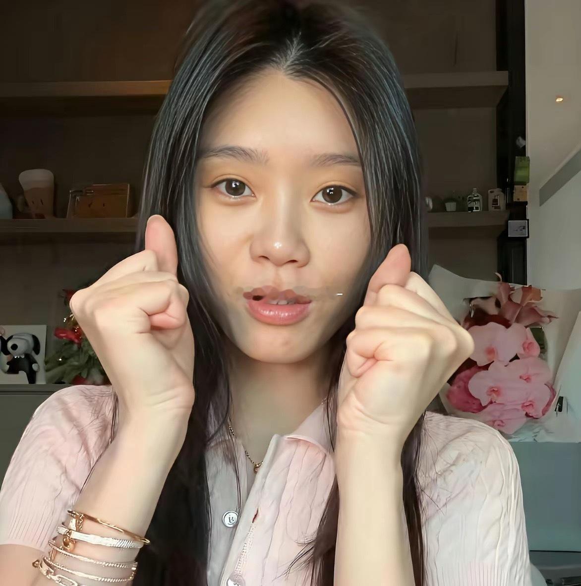 奚梦瑶纯素颜出镜，不得不感慨，她的底子确实很好，难怪化妆之后这么漂亮。
