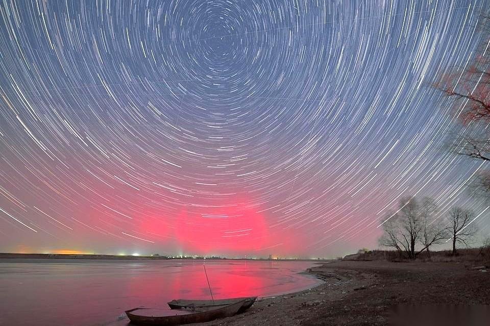 我揉了揉眼睛，以为是谁P的图。齐齐哈尔的天空，嫩江边上，竟然……出现了极光？！