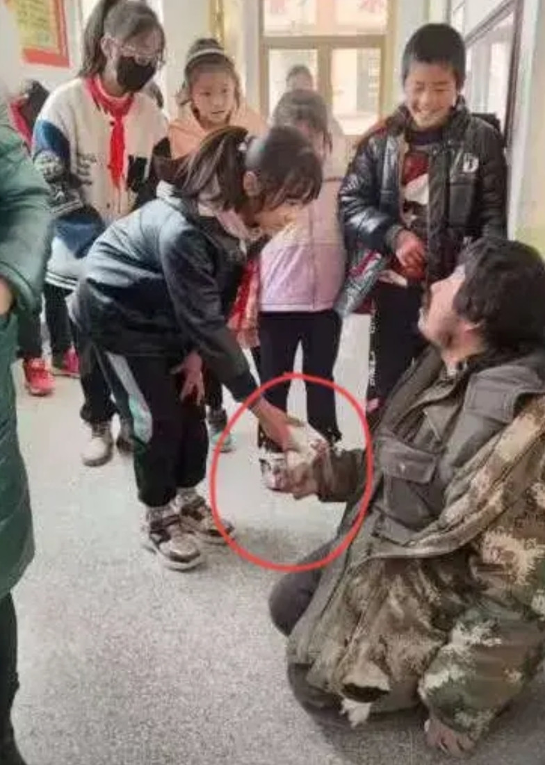 胡雷对资助的小女孩一家都无语了。他本以为每月给钱就能各自安好了，没想到在他的