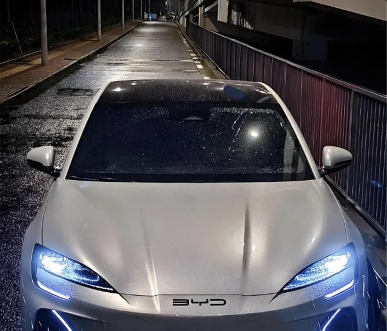 比亚迪风骚走位，又甩出了10.98万的新车，它悄悄的搞出辆海豹06EV，