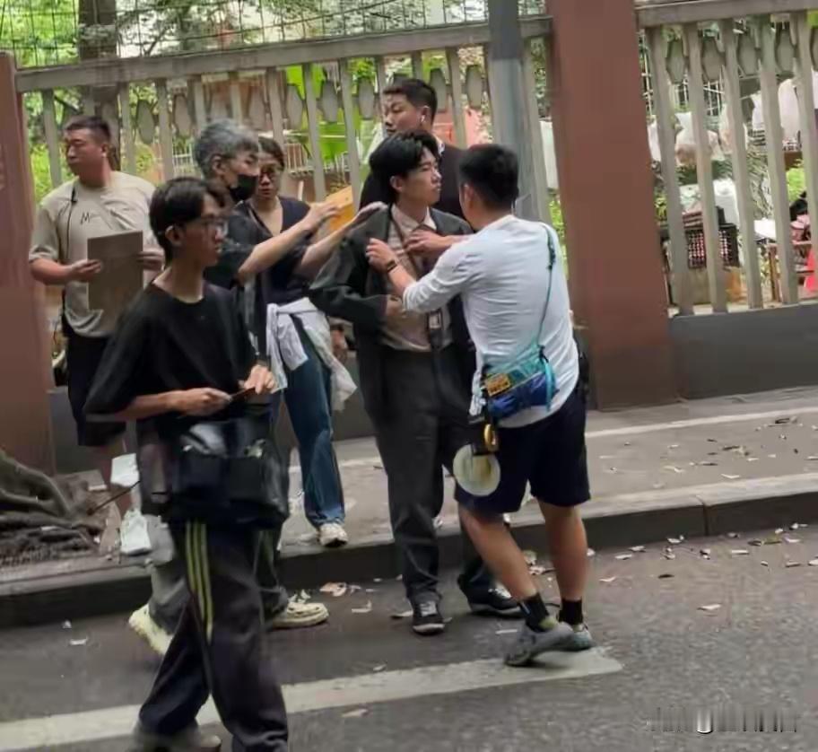 成都偶遇郭麒麟，脸凹陷瘦脱相裤子掉裆，身高170弯腰驼背好邋遢
