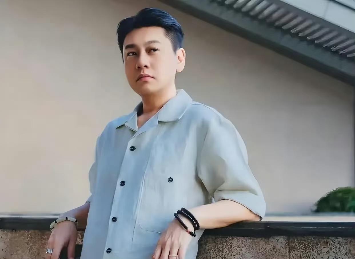 他删了贾玲的微信，不是闹翻，而是因为两年没说话。朱孝天定期清空通讯录。明道、