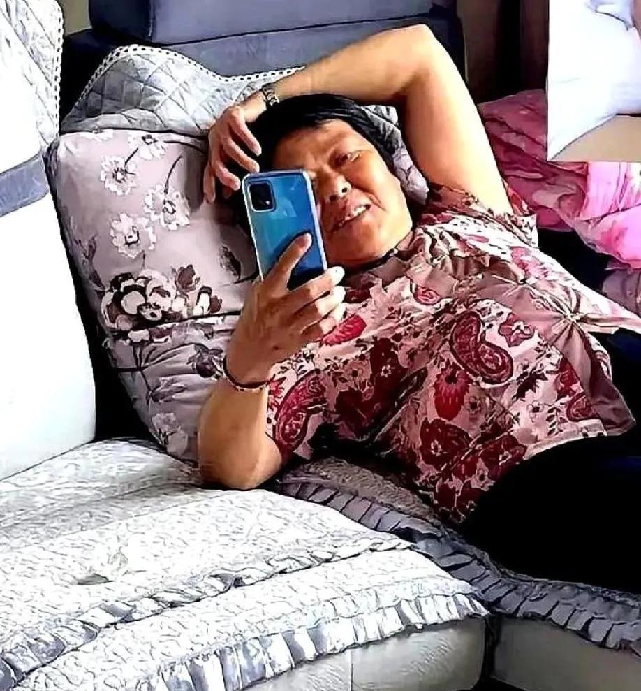 昨天傍晚，在亲家吃过晚饭，我们在客厅沙发上坐了下来，我轻声和老婆说，我们现在回家