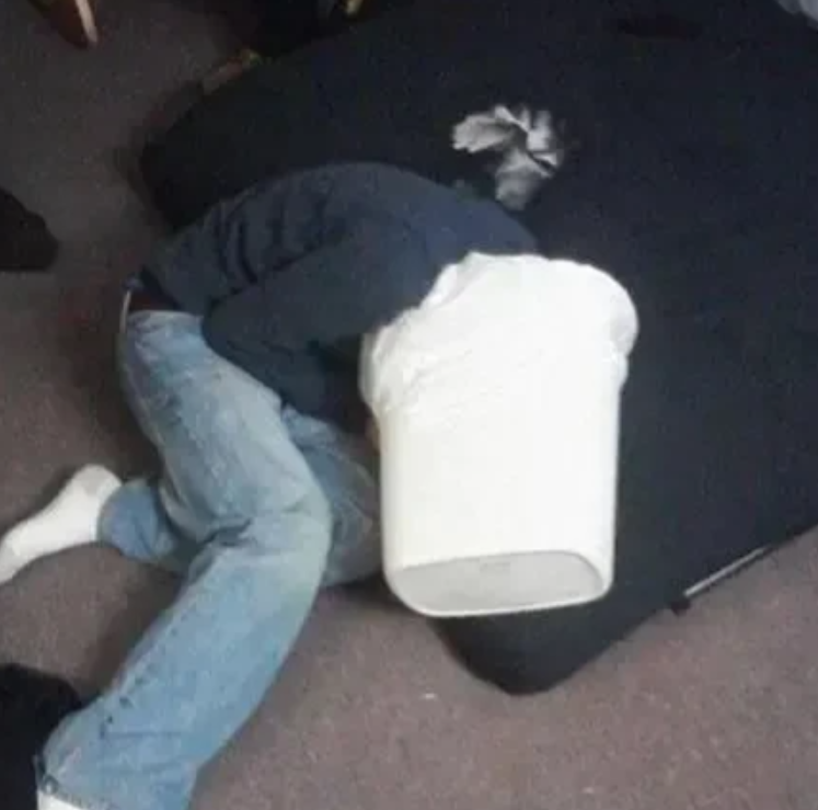 浙江，男子在朋友家喝醉酒，因酒后呕吐到朋友的床上和身上，被朋友请出门外。男子在外