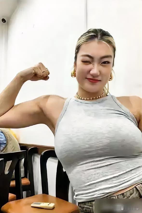 李梦吃个月饼，评论区都能炸了。镜头里的她脸圆了一圈，腰线也没了，网友全在问：这状
