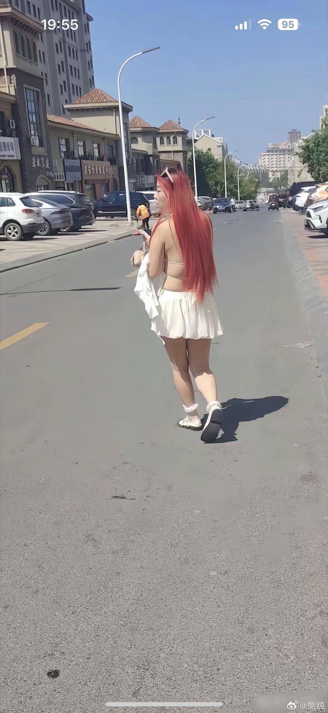 夏天的气温真高，这个姐姐都热成这样了…