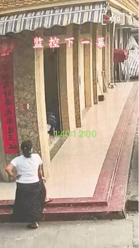 大概率是孩子他妈，偷小孩不可能这么不专业[捂脸哭]