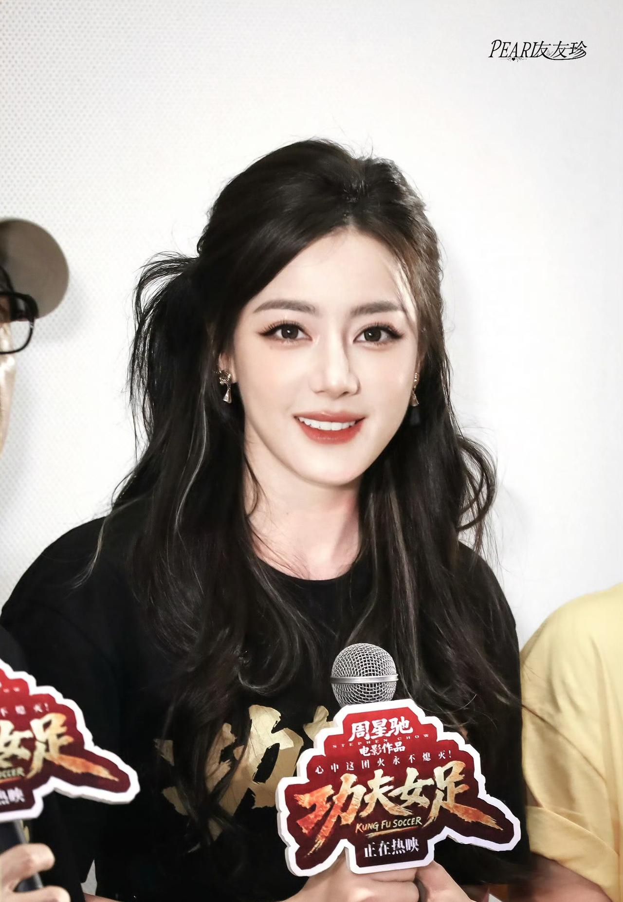 简约黑T也挡不住美貌！热巴活动生图太能打！