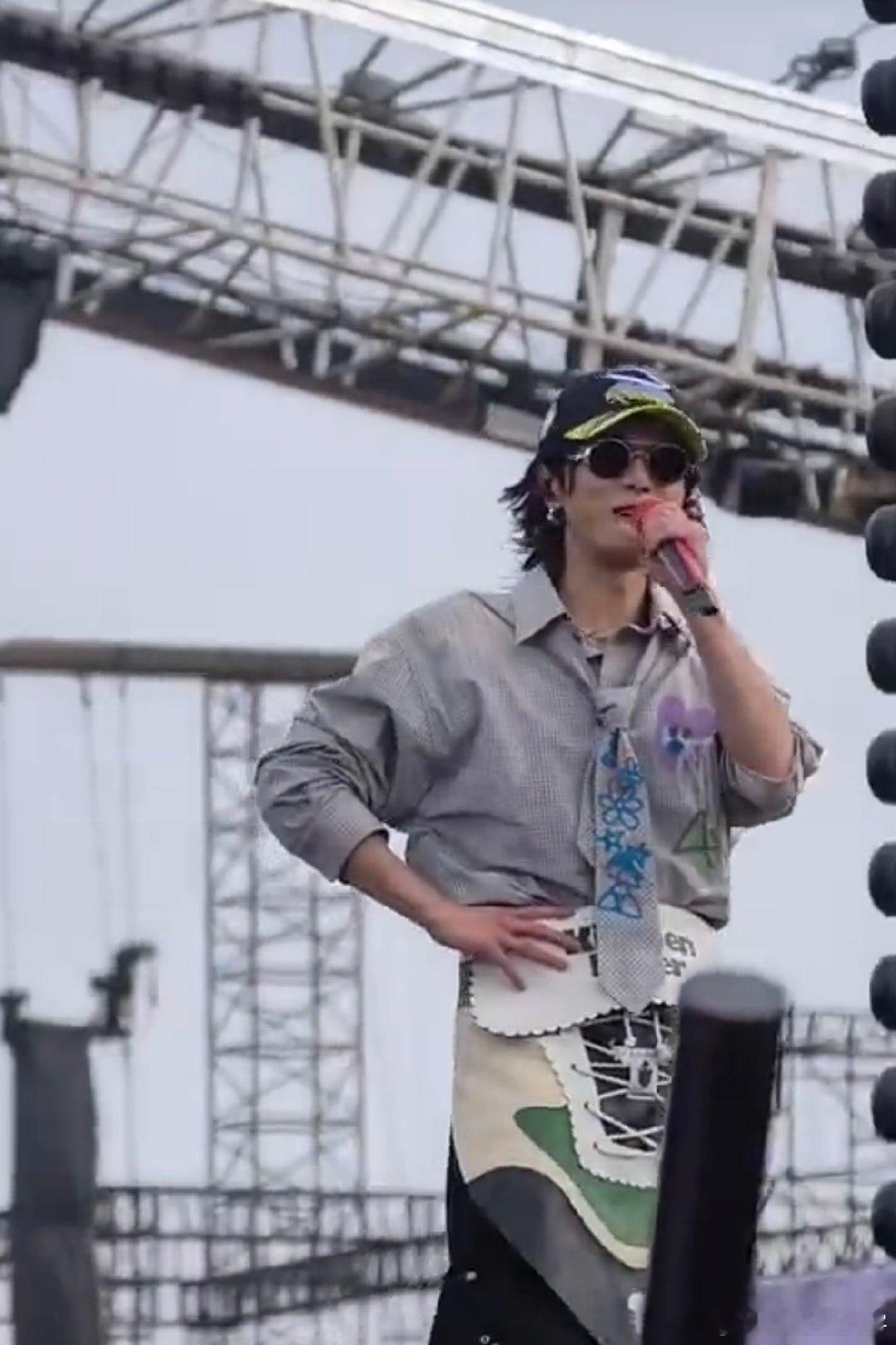 华晨宇理解何老师一个人面对三大魔丸三大魔丸现场“大闹天宫”，何老师控场忙到脚