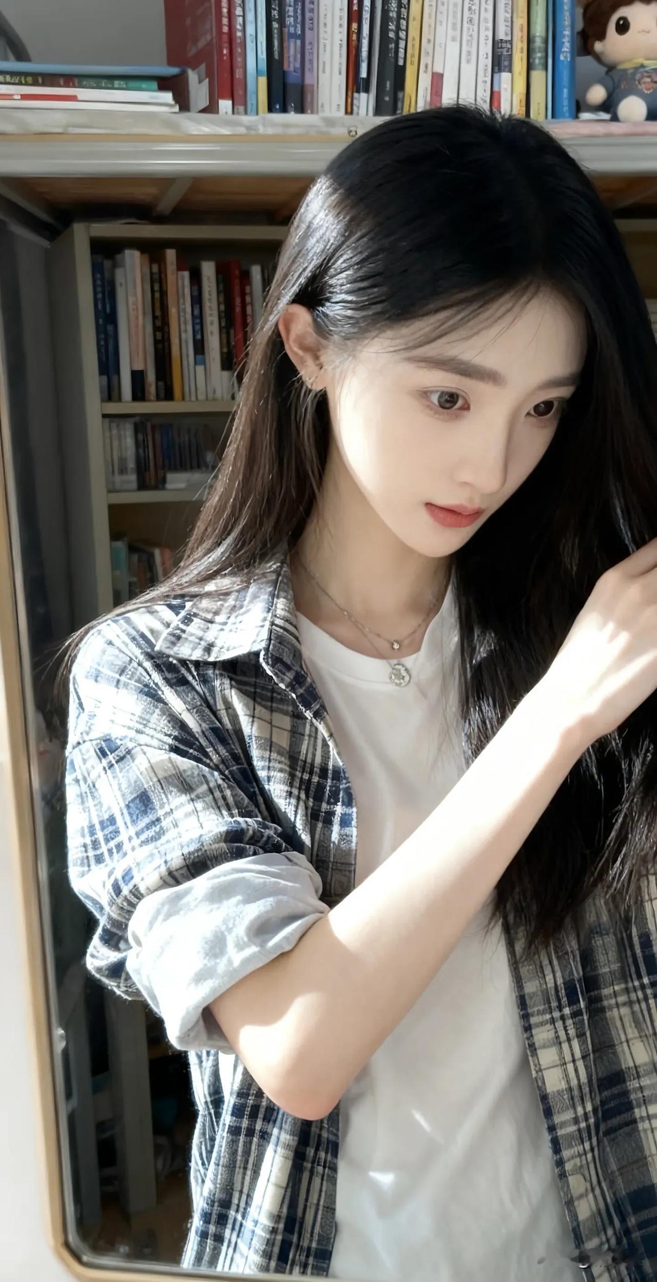 阳光洒进书房的温暖瞬间，静谧而美好。