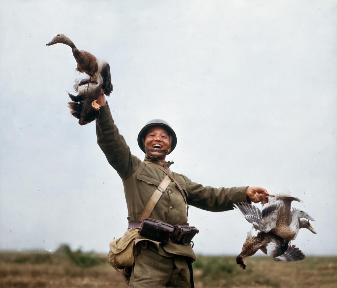 侵华日军在敌后抗日根据地实施“扫荡”作战期间，一名侵华鬼子，头戴钢盔，腰间配