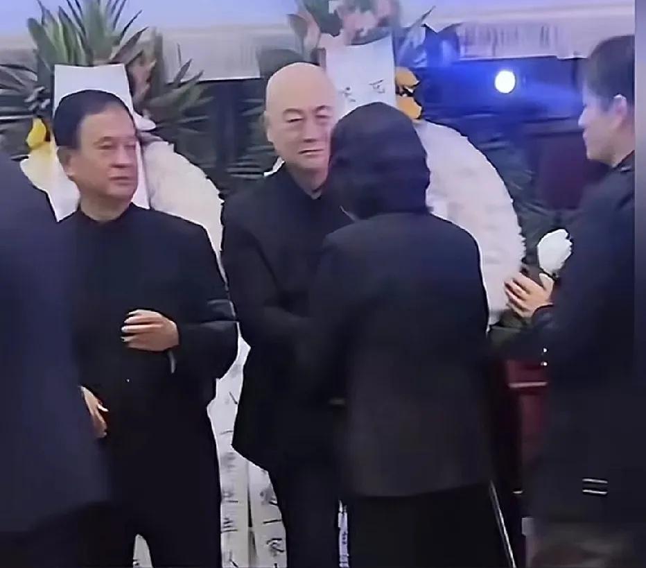 2026年4月9日，陈丽华女士告别仪式上，73岁的丈夫迟重瑞和66岁的长子赵勇身
