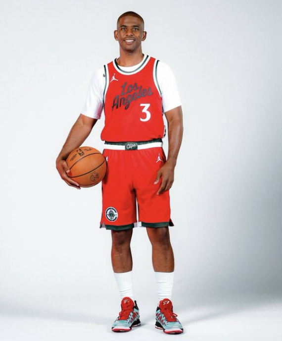 保罗宣布在赛季结束后退役。在今天对阵黄蜂的比赛中，保罗拿到3分4篮板8助攻。