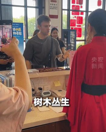 央视都报了！河南安阳曹操高陵遗址博物馆里，一位外国友人当着工作人员的面，用一口流
