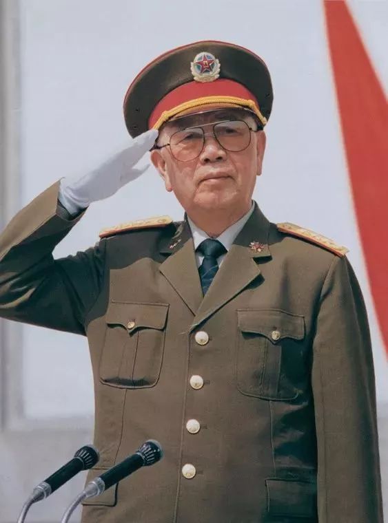 开国少将刘华清是徐海东红25军的一员，解放战争时期，他是刘邓大军的旅政委，建国后