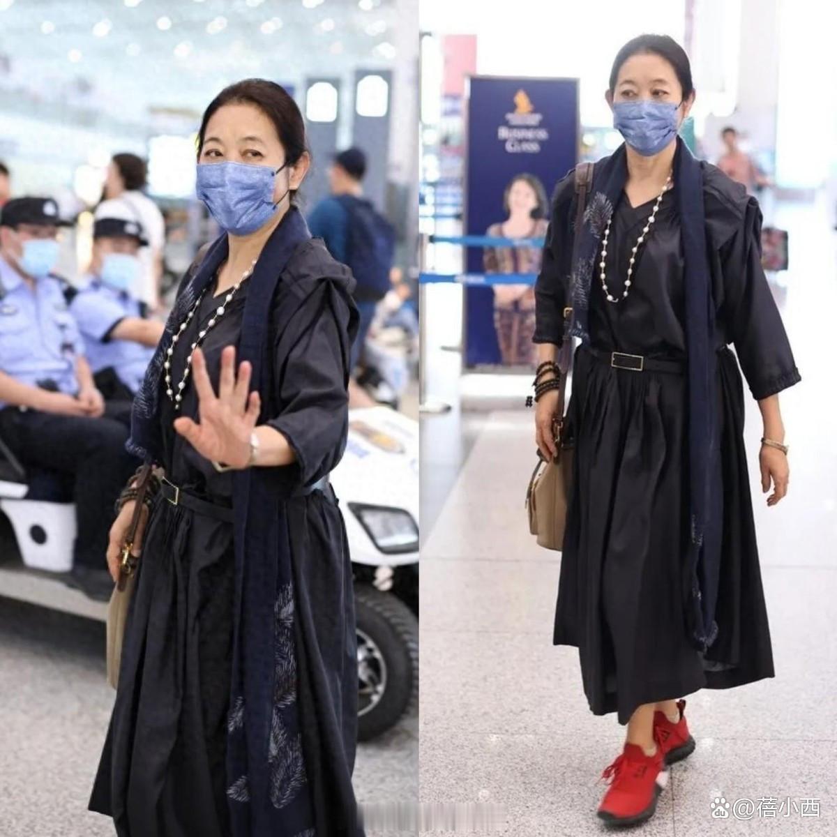 “倪萍”走机场大变样！穿长裙+红色运动鞋+丝巾，美得像换了个人​​​