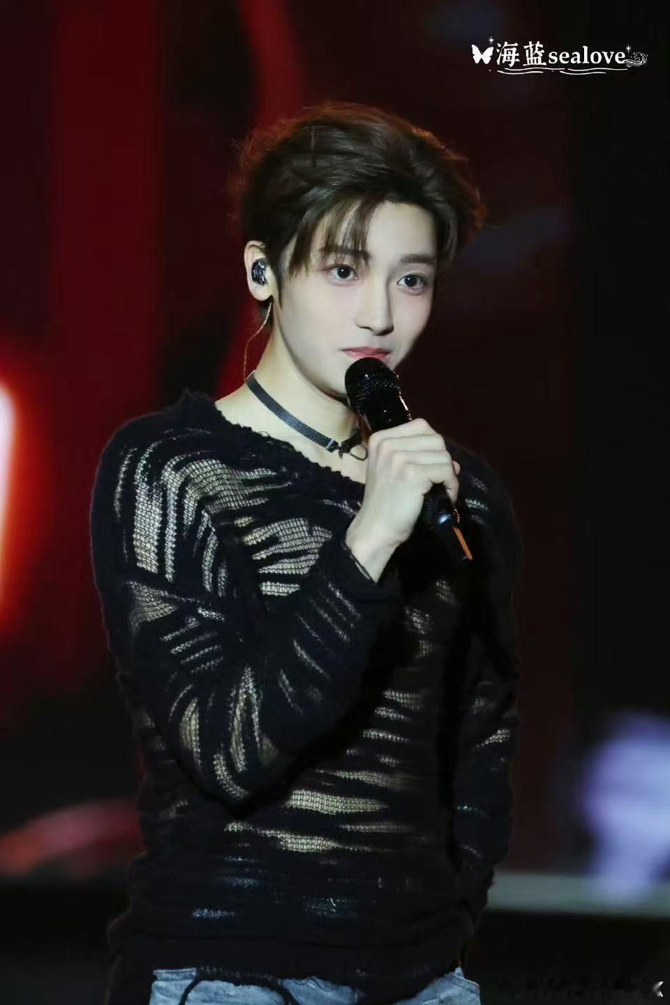 侯明昊简直是舞台上的闪耀星光！他的舞蹈和唱功都一流，完全不愧是全场的焦点，每一秒