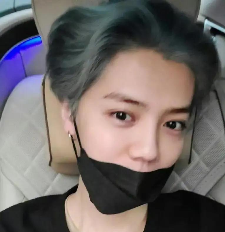 关晓彤的车内自拍，炸出了内娱最悬的案。后视镜里那个模糊的侧影，轮廓、发型，像极