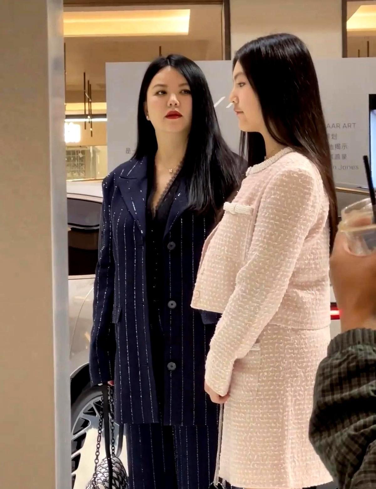 李湘没在养女儿，她在养一个品牌。王诗龄16岁，已经主持过跨国航天项目路演，卖过