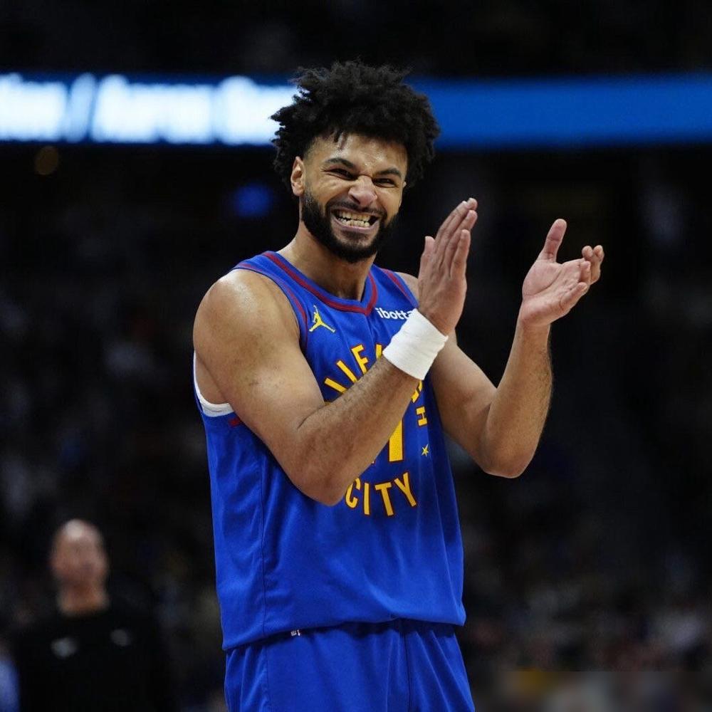 约基奇死死盯着麦克风抛下一句狠话拿联盟任何人我都不换穆雷。你翻开掘金这赛季