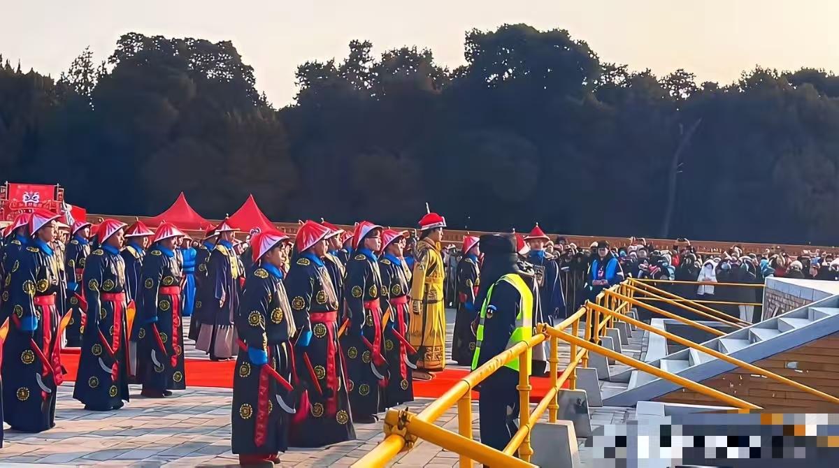 天坛祈年殿底下，跪倒了一大片。这是满清官服，并非大明官服！这种活动根本不是什么“