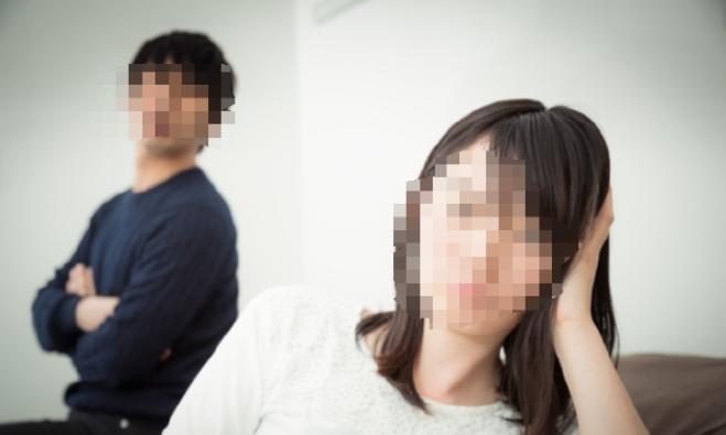 上海一名没有固定工作、外形条件普通的年轻男子，长期同时和三名女性交往，全程靠女友