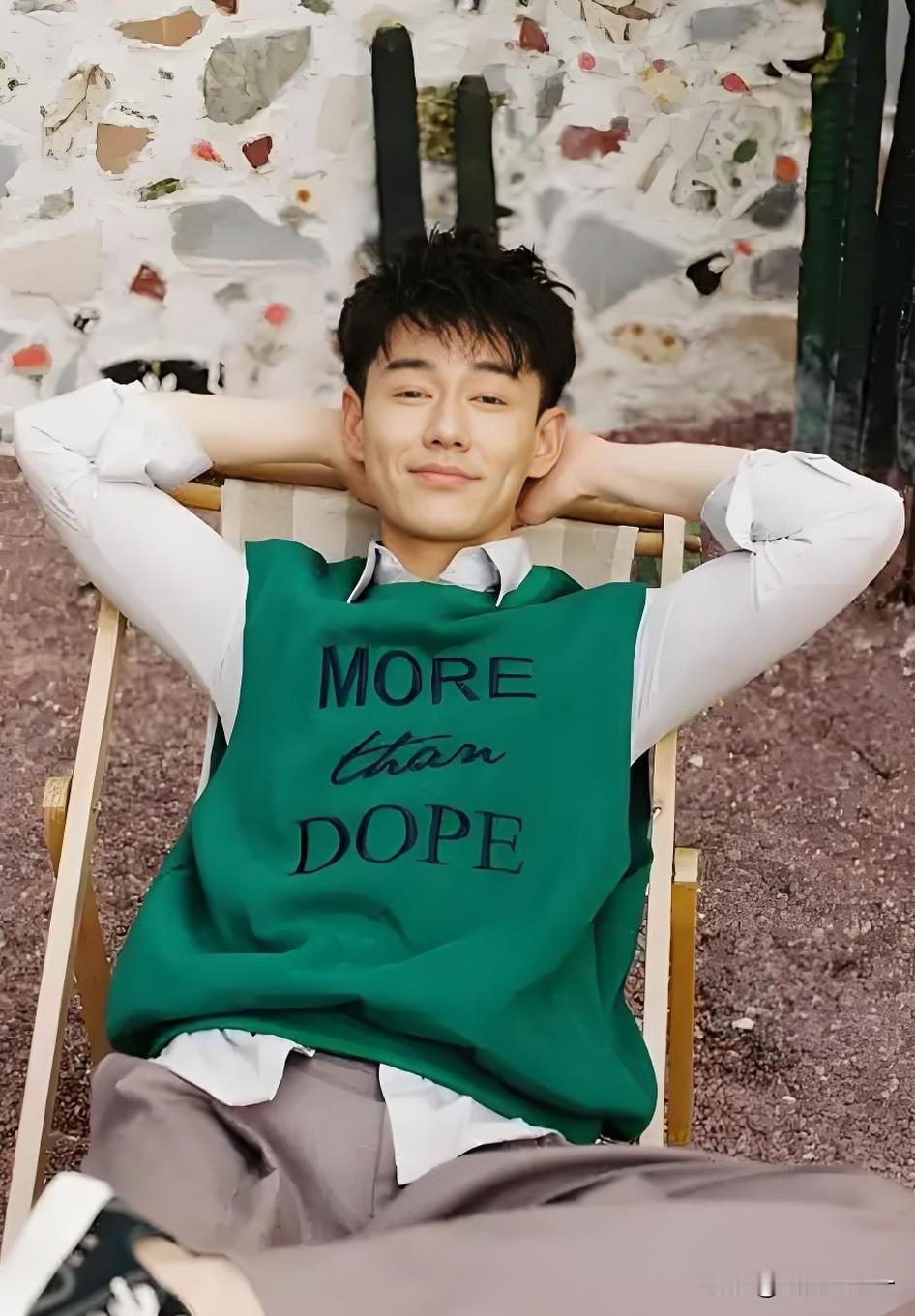 电视剧《四喜》，最幸福的男人就是许知冬了，不是说他爹亲娘疼姐姐宠，而是他