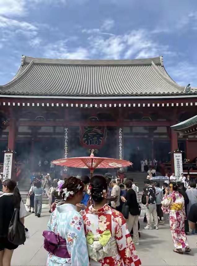 张磊在东京干了六年程序员，每个月到手28万日元。换算成人民币大概一万三千多。