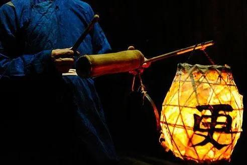 《晋书》里记载，东晋车胤家境贫寒，买不起灯油，夏夜就用白绢口袋装了几十只萤火虫，